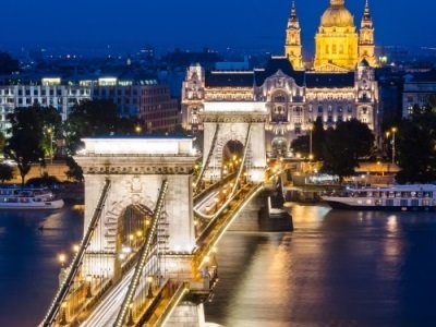 Budapest_The-Szechenyi-Chain-Bridge-Danube-between-Buda-and-Pest400x300