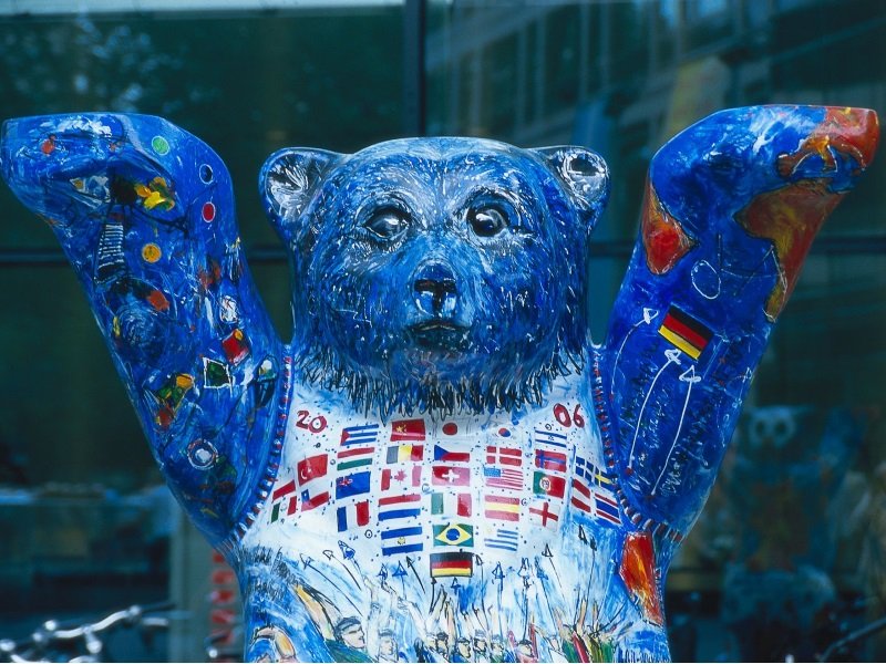 Saksa_Berlin_Spree_Buddy Bear with flags of the world_800x600