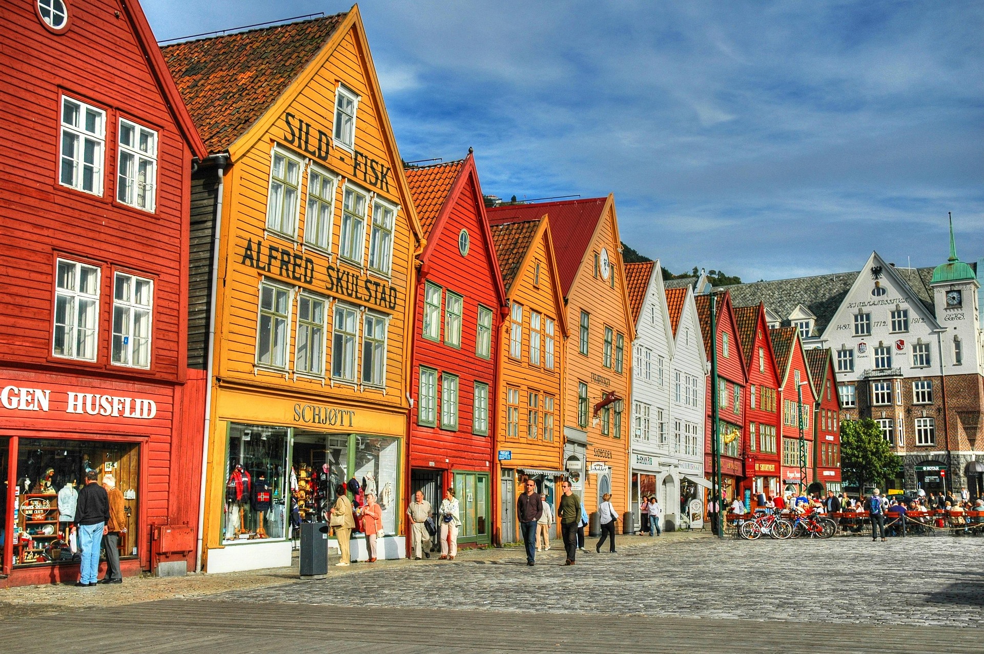 Bergen loma matka punaiset talot 