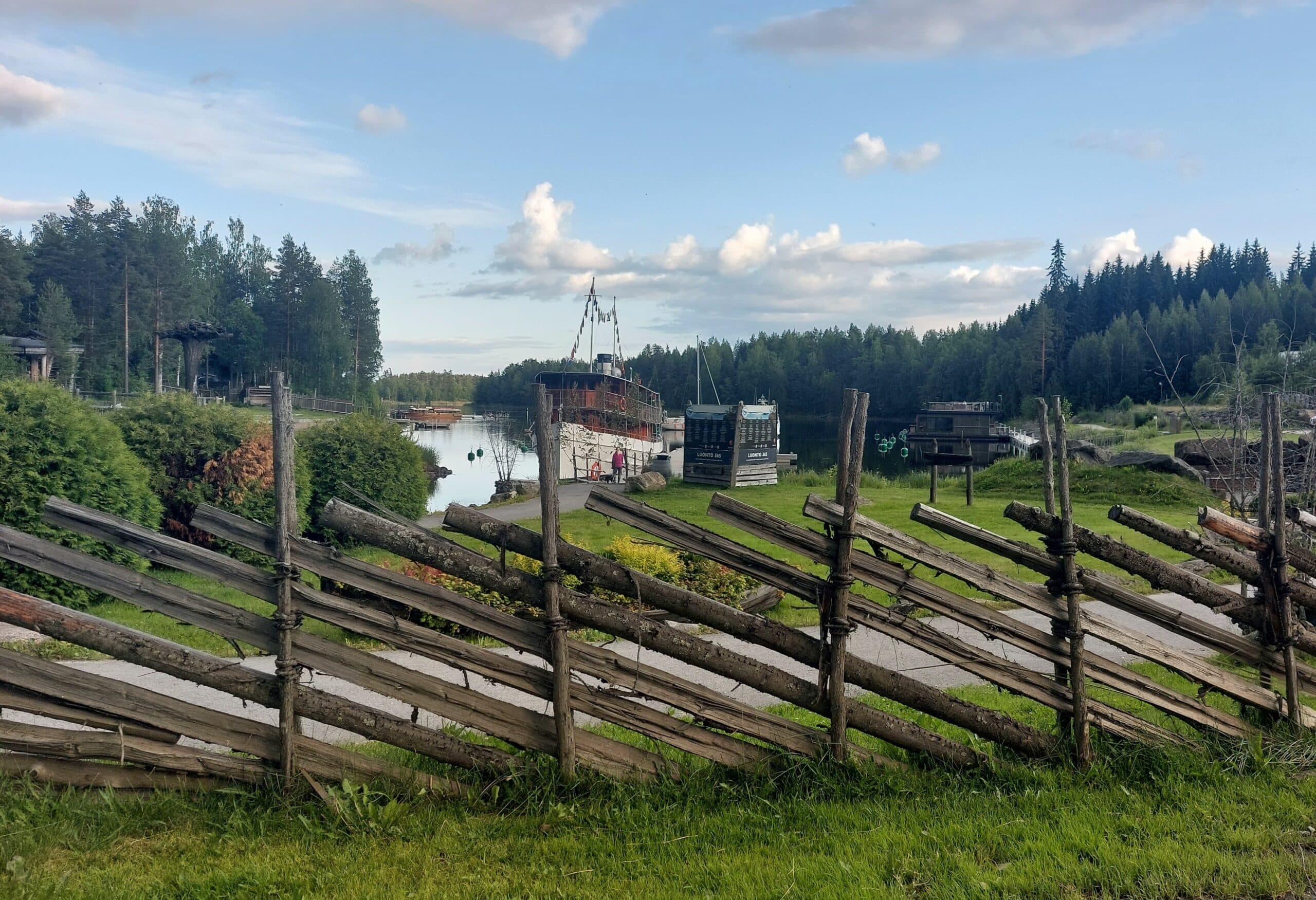Järvisydän puuaita ja laiva